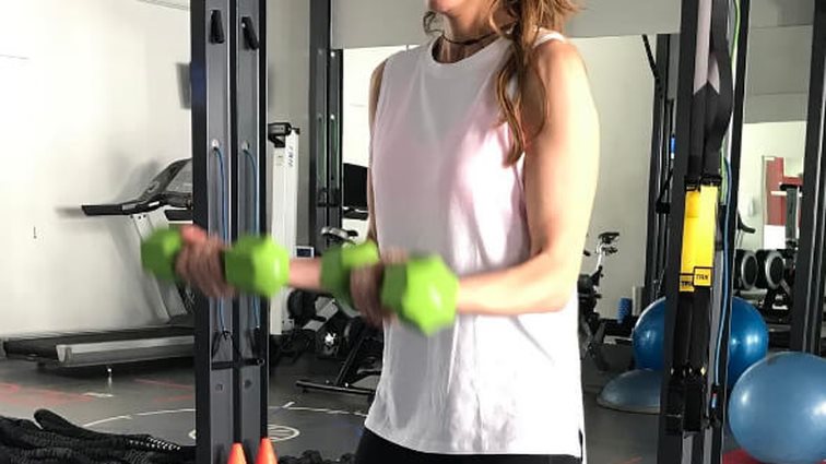 Δέσποινα Βανδή: Αυτή είναι η άσκηση που δεν παραλείπει για δυνατό κορμό!