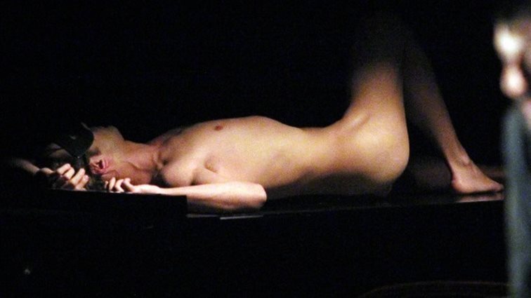 Ντένης Μακρής: Ολόγυμνος στη σκηνή: Δείτε φωτογραφίες