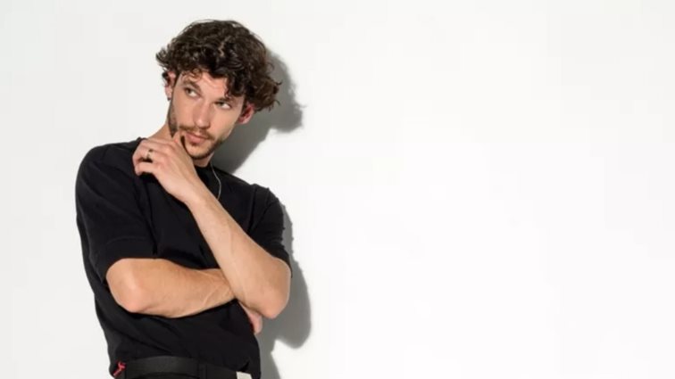 Βασίλης Μίχας: &quot;Μπορεί να προσέχω τι θα φορέσω, αλλά όχι σε βαθμό παράνοιας, ως μορφή αυτοέκφρασης&quot;