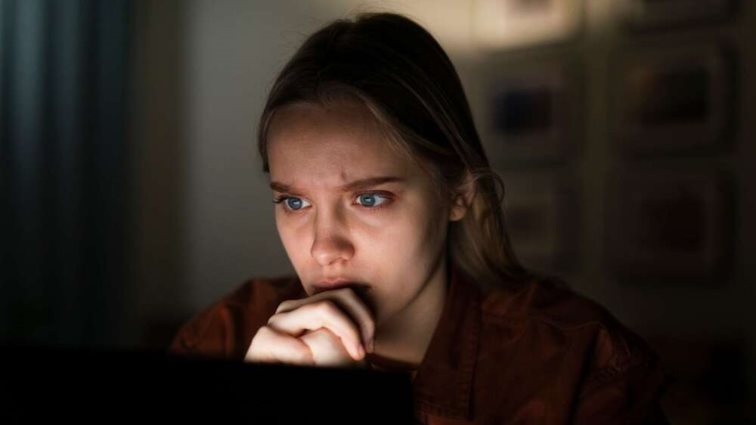 Γιατί αρέσει στον κόσμο να κλαίει στα social media και τι είναι το sadbait