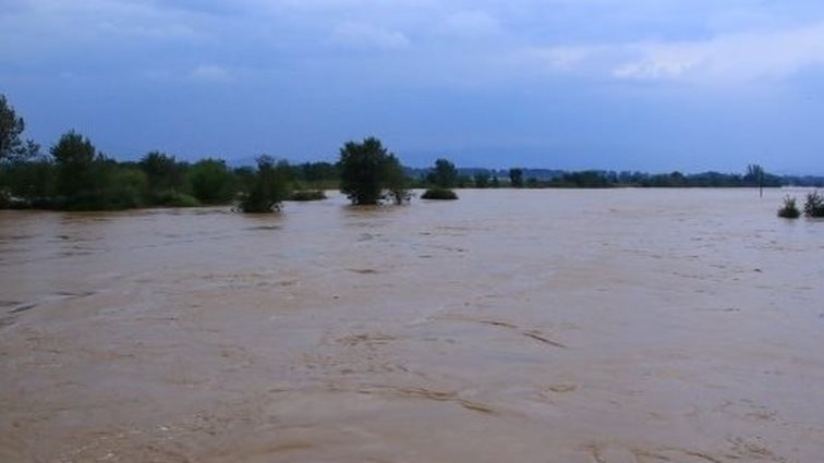 Κακοκαιρία Byron: Υπερχείλισαν Ενιπέας και Πηνειός - Ήχησε το 112 σε Υπέρεια και άλλα 4 χωριά