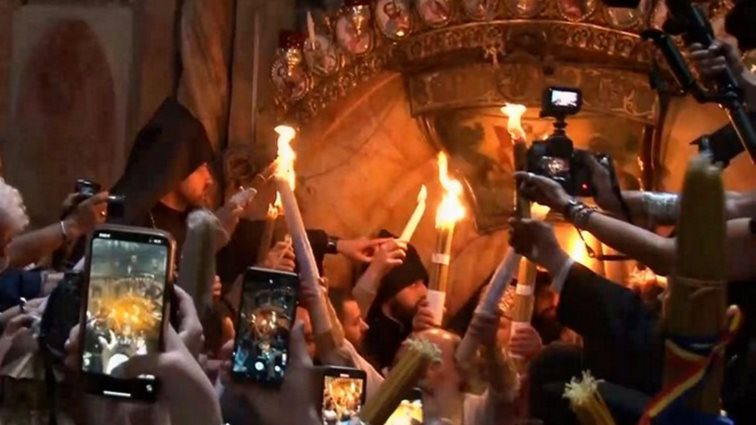 Άγιο Φως: Το απόγευμα φτάνει στην Αθήνα - Σε κλίμα κατάνυξης η τελετή αφής στα Ιεροσόλυμα [βίντεο]