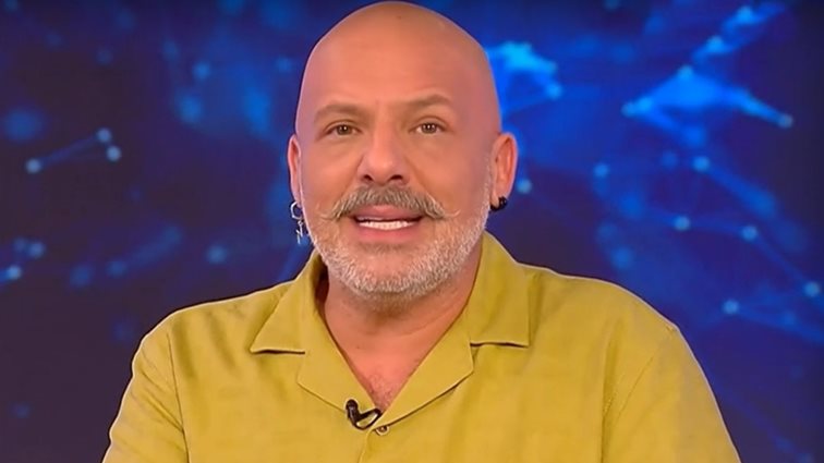 Νίκος Μουτσινάς: "Παραβιάζετε την ελευθερία του άλλου - Ήθελαν να στείλουν κάμερες στην κηδεία της μάνας μου"