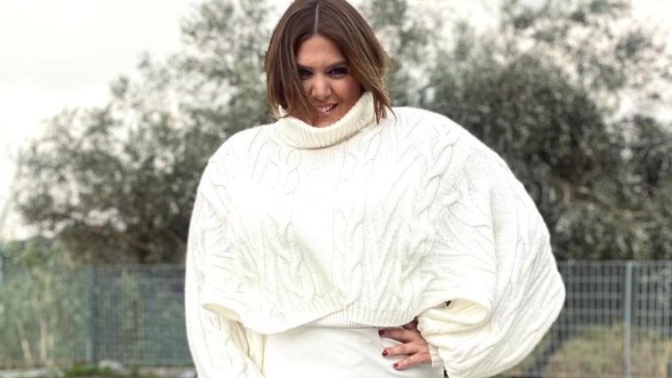 Η Δανάη Μπάρκα φόρεσε το ιδανικό τζιν φόρεμα για την άνοιξη που κοστίζει λιγότερο από 20 ευρώ