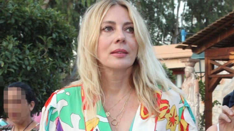 Η Σμαράγδα Καρύδη φόρεσε το πιο cool εμπριμέ φόρεμα του καλοκαιριού