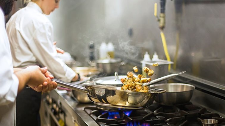 Οι νέοι κανόνες των εστιατορίων και των μπαρ: Η εστίαση κάνει restart μετά από 2,5 μήνες.