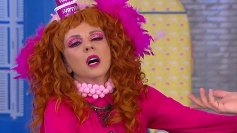 Ο Κωνσταντίνος Αργυρός ευχήθηκε "Χρόνια Πολλά" στη... Βάνια &amp; εκείνη σωριάστηκε!