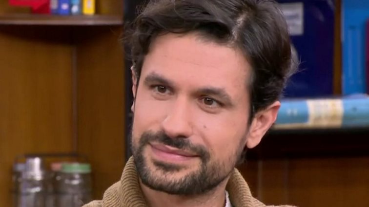 Ο Ορφέας Αυγουστίδης για τον &quot;Σασμό&quot;, τον γιο του &amp; τη συνεργασία με τη μητέρα του Μαρία Τζομπανάκη