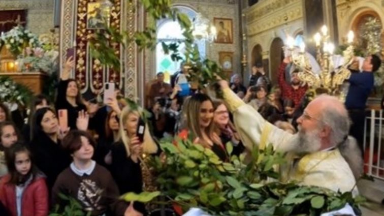 H Πρώτη Ανάσταση στη Χίο με τον viral &quot;ιπτάμενο&quot; ιερέα - Δείτε το βίντεο