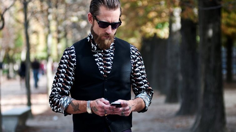 Πώς να φορέσεις σωστά τα printed πουκάμισα: Για να μην πιαστείς «αδιάβαστος»