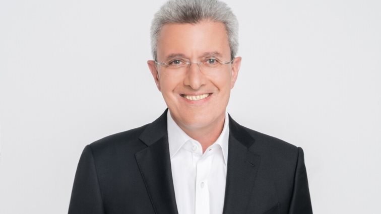 Σπάνια φωτογραφία του Νίκου Χατζηνικολάου με τα παιδιά του