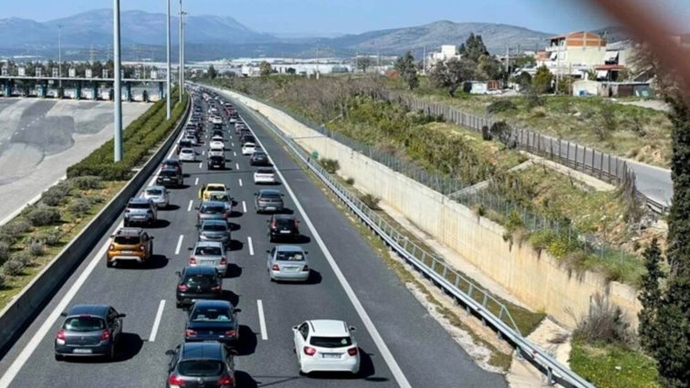 Αττική Οδός: Κλειστή η έξοδος Πεντέλης λόγω φωτιάς σε όχημα - Στο ρεύμα προς Ελευσίνα