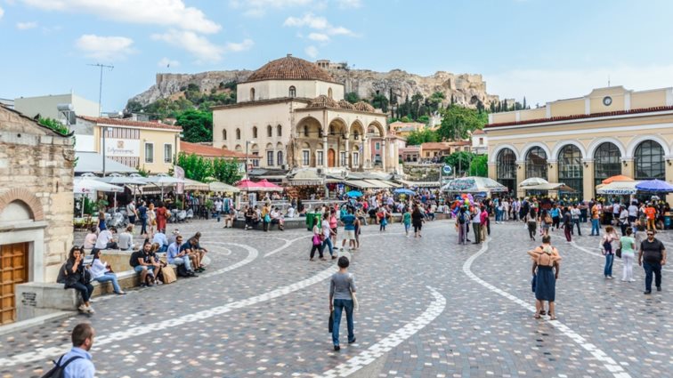 Reuters για τους νέους στην Ελλάδα: "Πώς να τα βγάλεις πέρα με ενοίκιο 500 ευρώ και μισθό 650 ευρώ;"