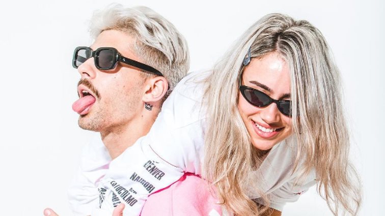 Ο FY είναι ερωτευμένος! Δείτε την κούκλα σύντροφό του