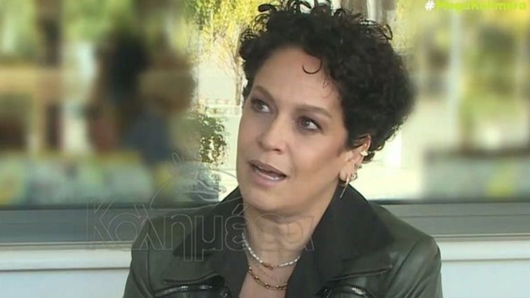 More Power To Her | Η Ρέα Τουτουνζή άφησε γκρίζα τα μαλλιά της και είναι πιο όμορφη από ποτέ