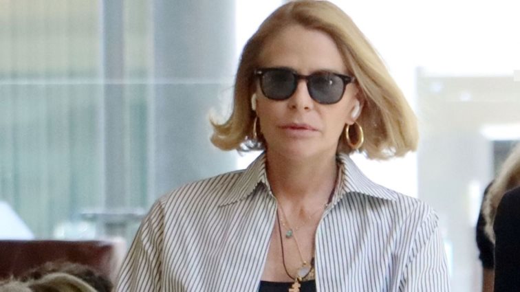 H chic εμφάνιση της Τζένης Μπαλατσινού με κλασικό κοστούμι και ζιβάγκο