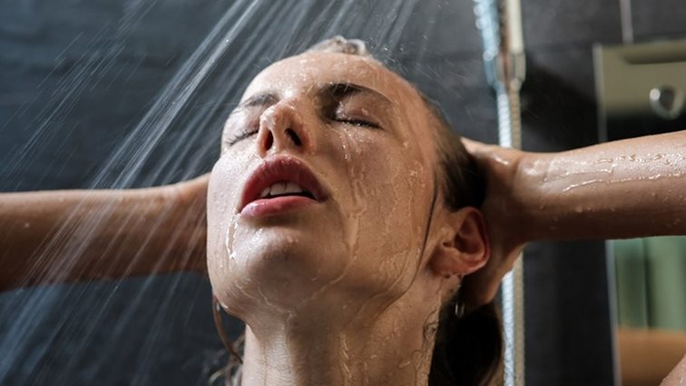 Ήξερες ότι υπάρχει σωστός (και λάθος) τρόπος να κάνεις ντους;
: Πώς θα αποκομίσεις το μεγαλύτερο όφελος από αυτή την απλή συνήθεια
