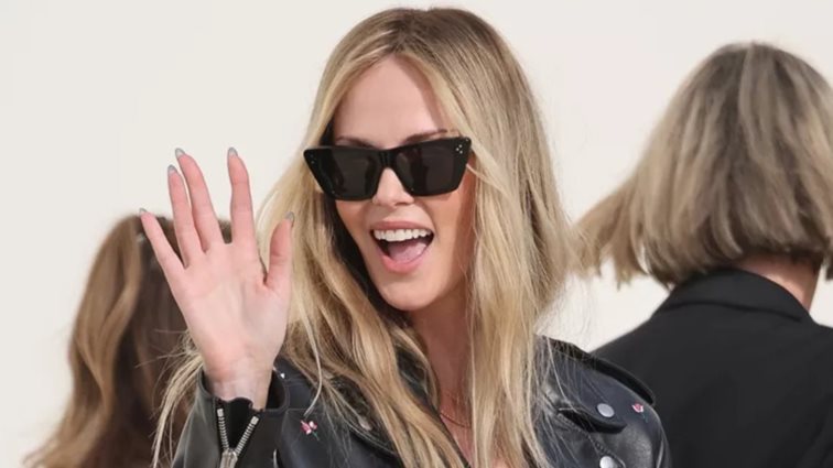 &quot;Του γύρισε την πλάτη&quot;: Ο λόγος που η Charlize Theron αγνόησε επιδεικτικά τον Johnny Depp