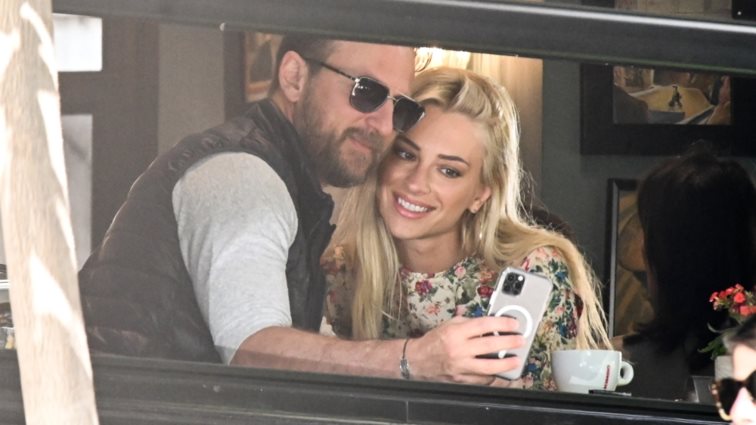 Ο Κώστας Καραφώτης σε τρυφερές στιγμές με τη σύντροφό του