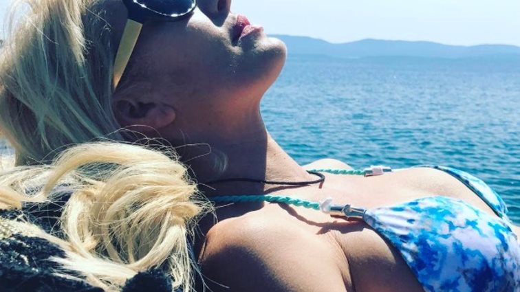 Ελένη Μενεγάκη: Η πρώτη φωτογραφία με μαγιό της σεζόν!