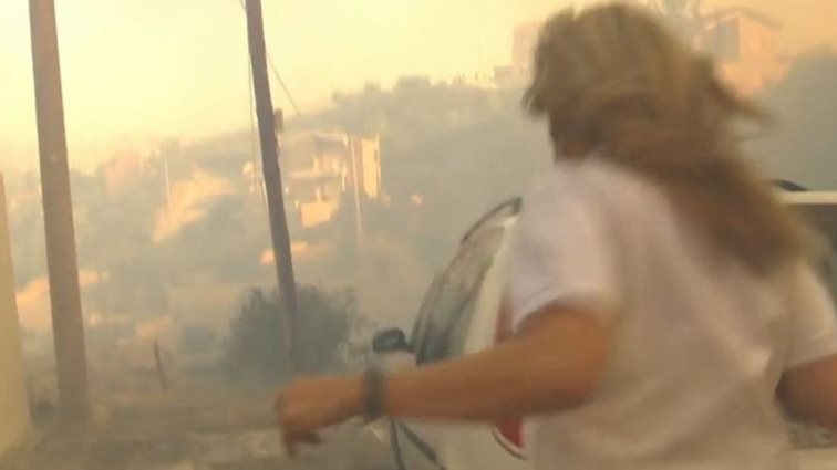 Φωτιά στην Πεντέλη | Συνεργείο του Alpha απειλήθηκε από τις φλόγες