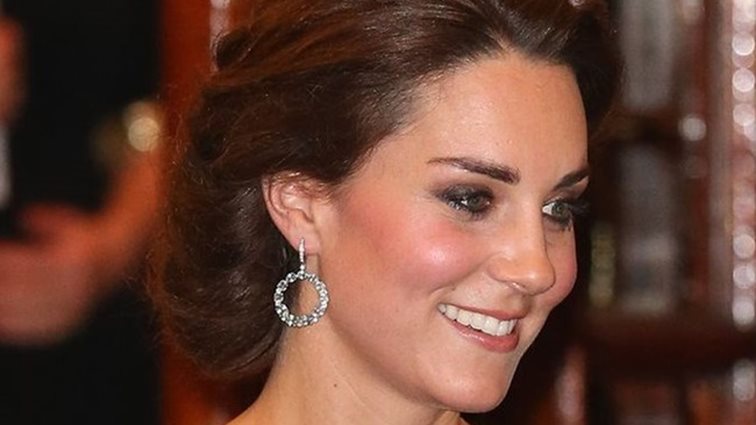 Kate Middleton: Η Βασίλισσα Ελισάβετ της δάνεισε το πιο υπέροχο κόσμημα!