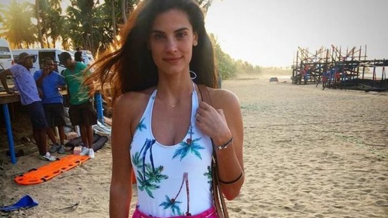 Χριστίνα Μπόμπα: Πιο sexy από ποτέ ποζάρει μόνο με το μαγιό της!