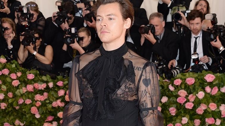 Harry Styles: Το Twitter «ερωτεύτηκε» το νέο look του