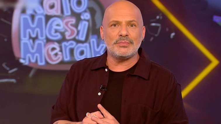 Νίκος Μουτσινάς: "Έχει κηρυχθεί τριήμερο πένθος. Τι σημαίνει αυτό; Εγώ γιατί είμαι εδώ;"