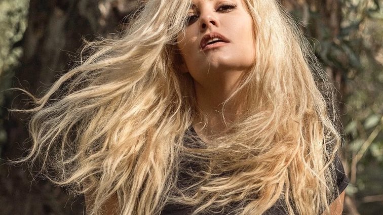 Μαρία Κορινθίου: Ξανθιά και μόνο με τα εσώρουχα! Η νέα καυτή φωτογραφία