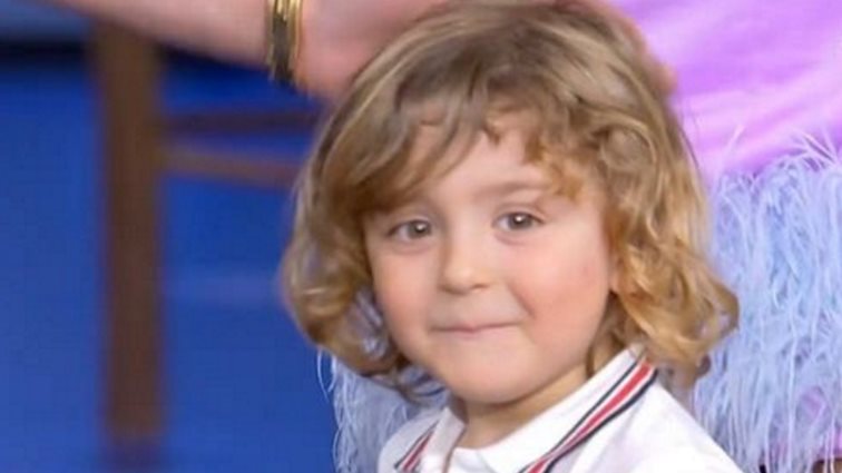 J2US | Ο γιος της Φελίσια Τσαλαπάτη πάνω στη σκηνή!