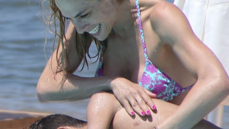 Ντορέττα Παπαδημητρίου: Βουτιές με τα παιδιά της: Φωτογραφίες