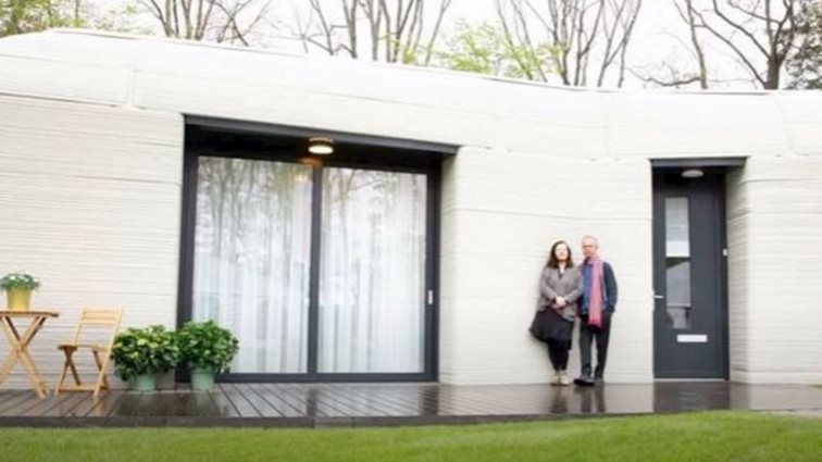 Το πρώτο ζευγάρι στην Ευρώπη που μετακόμισε σε 3D εκτυπωμένη κατοικία
