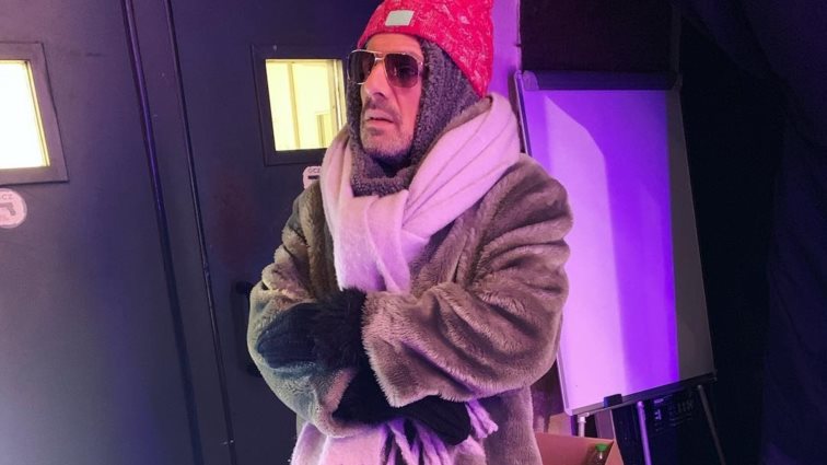 Νίκος Μουτσινάς
: Η απίστευτη εμφάνιση στην εκπομπή του &amp; το ξεκαρδιστικό χορευτικό φορώντας πανύψηλες γόβες