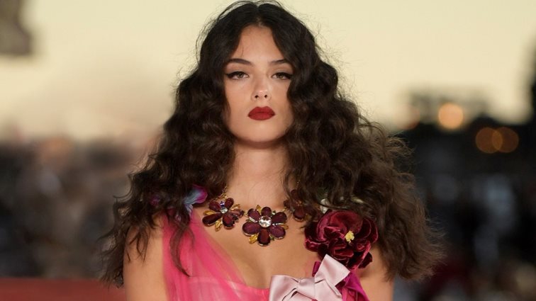 Deva Cassel | Η κόρη της Μonica Bellucci μάγεψε στο σόου των Dolce &amp; Gabbana