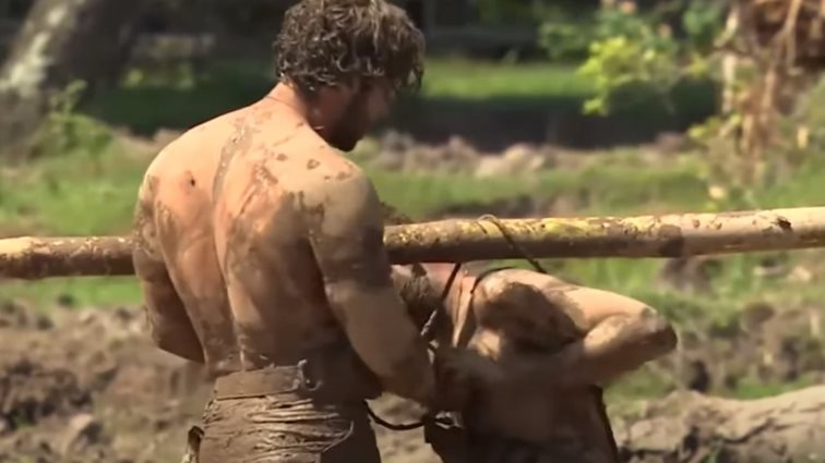 Asia Express | Ο Κωνσταντίνος Βασάλος κυλίστηκε στις λάσπες και το twitter τον αποθέωσε!