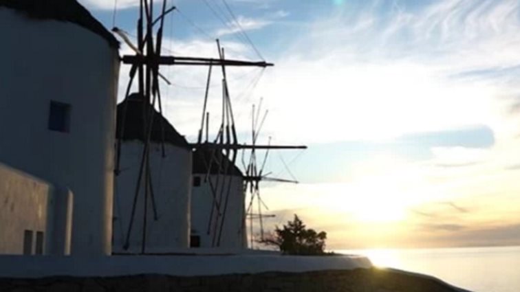 Ιστορίες τρέλας από τη Μύκονο: Το... ενοικιαζόμενο ξωκλήσι, το πανάκριβο ηλιοβασίλεμα και τα χρυσά καβουροπόδαρα