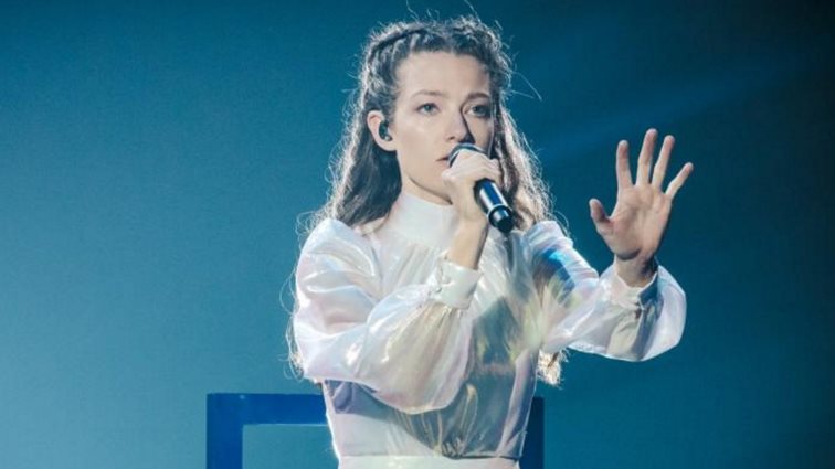 Eurovision 2022 | Η Αμάντα Γεωργιάδη σε δύσκολη θέση! Η ρατσιστική ερώτηση που δέχθηκε στη συνέντευξη Τύπου