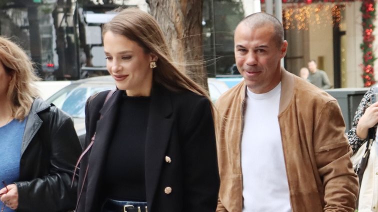 Ο Μιχάλης Ζαμπίδης σε σπάνια δημόσια εμφάνιση με τη σύζυγο και τις δίδυμες κόρες τους