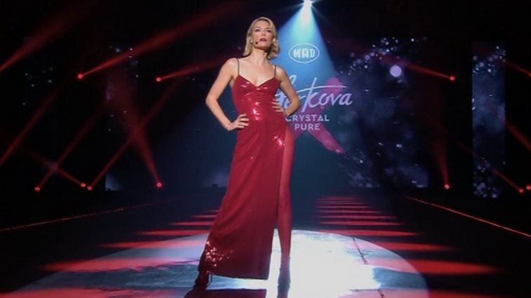 Το MADWALK επέστρεψε! Η iconic έναρξη με τη Βίκυ Καγιά