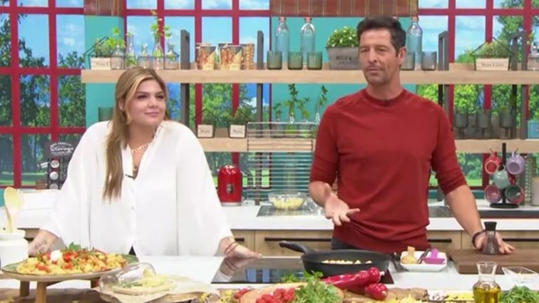 Η Συνταγή της Ημέρας: Ο Απόστολος Ρουβάς ετοιμάζει μεσογειακή μακαρονάδα με ντοματίνια, ρόκα και κατίκι