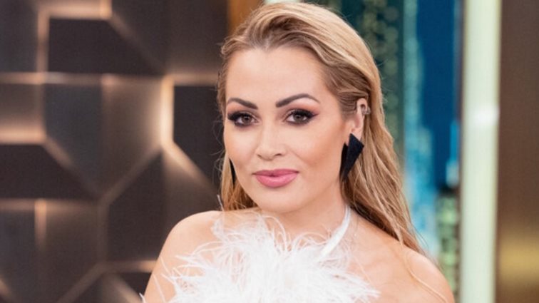 Ελένη Βουλγαράκη | Φόρεσε το denim παντελόνι της όπως θέλουμε να το φορέσουμε σε μία βραδινή έξοδο