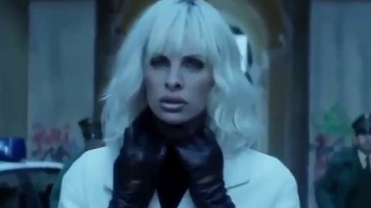 Ελένη Μενεγάκη: Όπως δεν την έχετε ξαναδεί! Το επικό βίντεο μεταμορφωμένη σε Σαρλίζ Θερόν