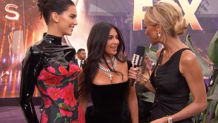 Kim Kardashian &amp; Kendall Jenner: Μαζί στα Emmys! Οι κοινές δηλώσεις κατά την άφιξή τους