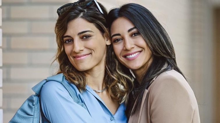 Η Ευγενία Σαμαρά σε μία γλυκιά φωτογραφία με τη συμπρωταγωνίστριά της, Χριστίνα Χειλά Φαμέλη