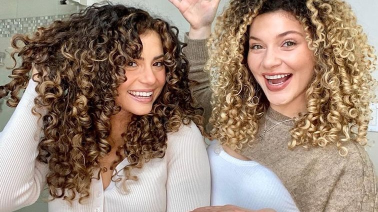 Δεν ξέρεις πώς να κουρέψεις τα σγουρά μαλλιά σου; : Υιοθέτησε τη Νο.1 τάση αυτήν την στιγμή

