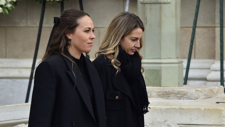 Χρυσή Βαρδινογιάννη – Nina Flohr | Συνόδευσαν την οικογένεια Ντε Γκρες στο "τελευταίο αντίο" στην Ειρήνη