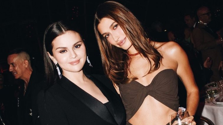 Η Selena Gomez έλυσε τη σιωπή της για την κοινή της φωτογραφία με τη Hailey Bieber