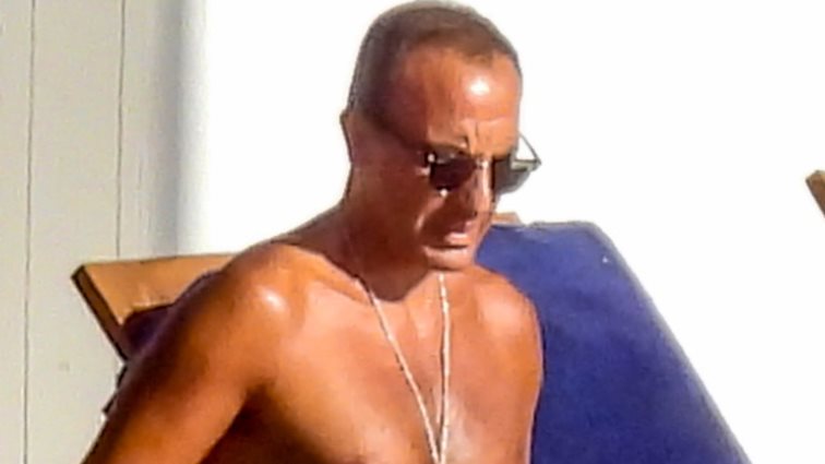 Χαλαρές στιγμές στην παραλία για τον Νίκο Αλιάγα και την Τίνα Γρηγορίου