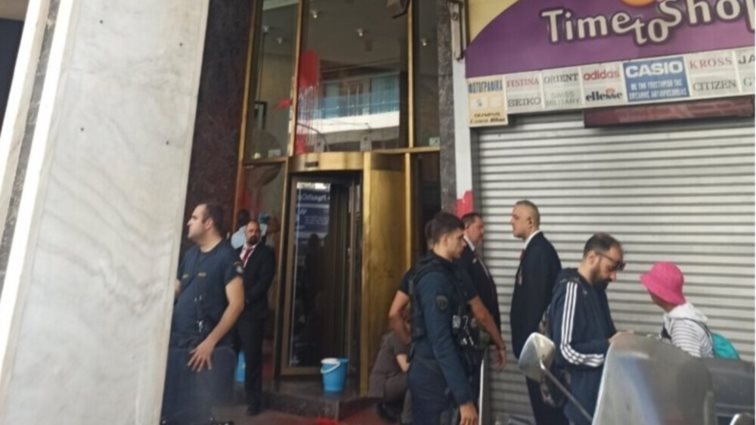 Επίθεση με μπογιές σε ξενοδοχείο της Ομόνοιας - Γίνεται συνέδριο για την ενίσχυση της συνεργασίας Ελλάδας – Ισραήλ